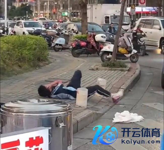 南宁一男孩突遭蜂群漏洞倒地